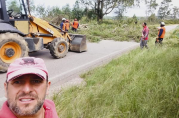 PREFEITURA E EQUATORIAL CORTAM VEGETAÇÃO QUE AMEAÇA REDE ELÉTRICA NA ERS 706