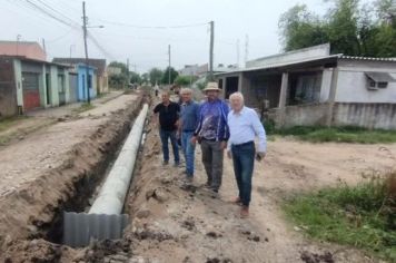  DRENAGEM NA RUA 30 DE NOVEMBRO ESTÁ EM FASE DE CONCLUSÃO 