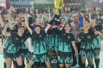 SELEÇÃO FEMININA DE FUTSAL É CAMPEÃ EM HERVAL