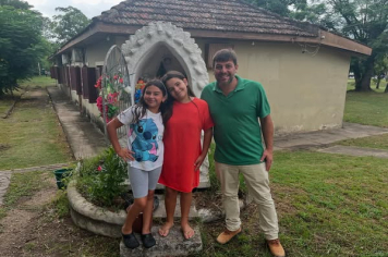 MENINAS DE 10 ANOS REALIZAM ATO DE DEVOÇÃO AO LIMPAR O SANTUÁRIO MUNICIPAL