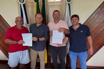 PREFEITURA E VEREADORES SOLICITAM EMENDA PARA PAVIMENTAÇÃO