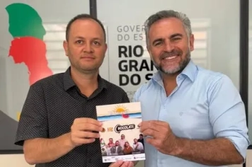 PREFEITO ASSINA RECEBIMENTO DE VEÍCULO E BUSCA AMPLIAÇÃO DE CONVÊNIO PARA ESTRADAS