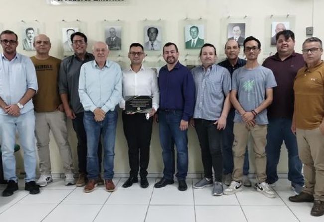 O prefeito Chola participou, na noite desta segunda-feira (25), da sessão solene da Câmara de Vereadores para entrega do mérito de reconhecimento ao soldado pedroosoriense Edilson Bento.