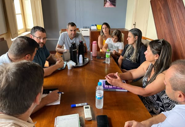 Discutir a realização de um rodeio em comemoração ao aniversário do município.
