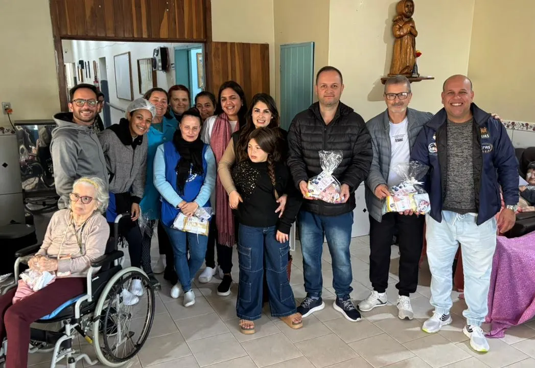 ADMINISTRAÇÃO MUNICIPAL ENTREGA LEMBRANÇAS DE DIA DAS MÃES 