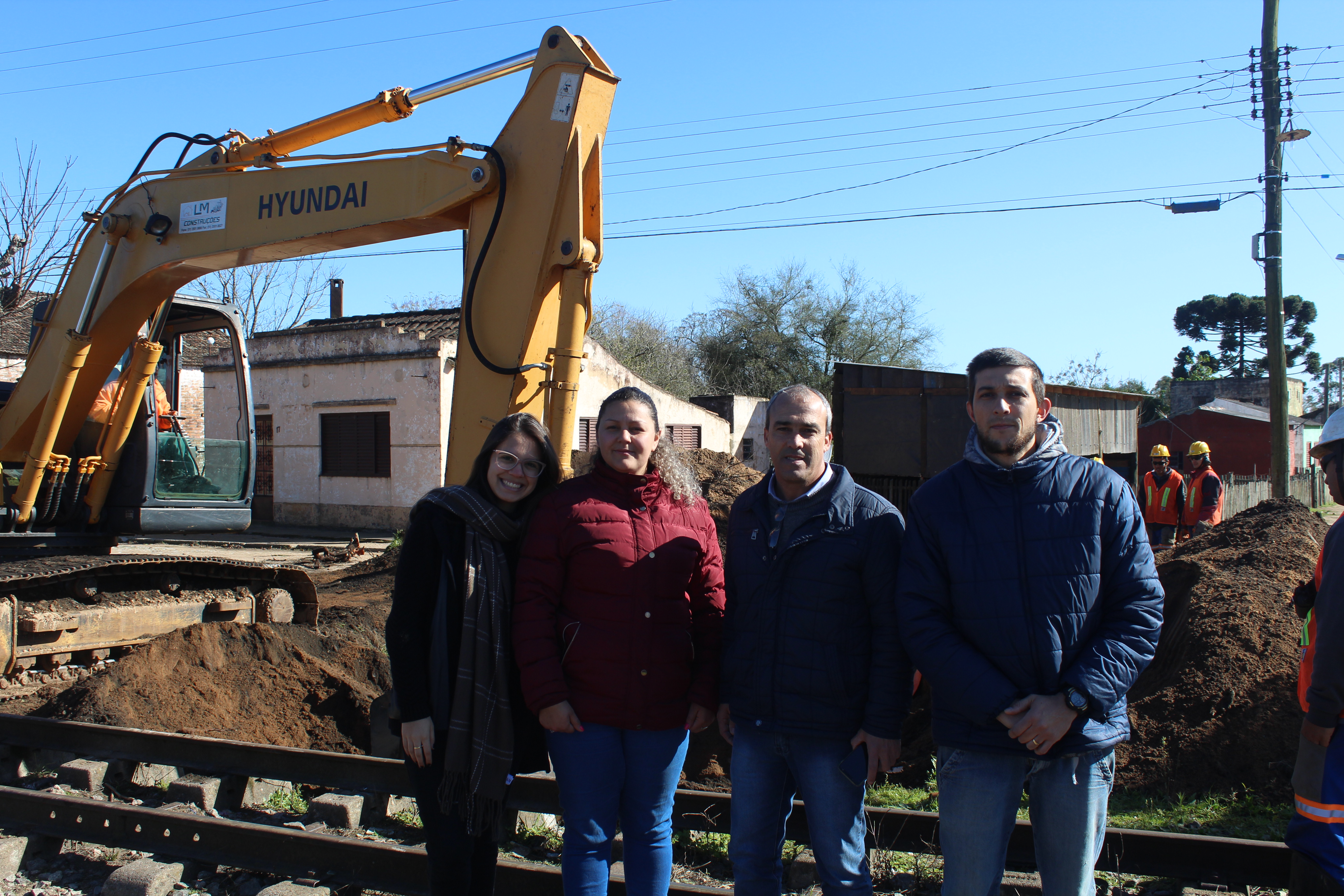 Está em andamento a drenagem sob os trilhos da linha ferroviária